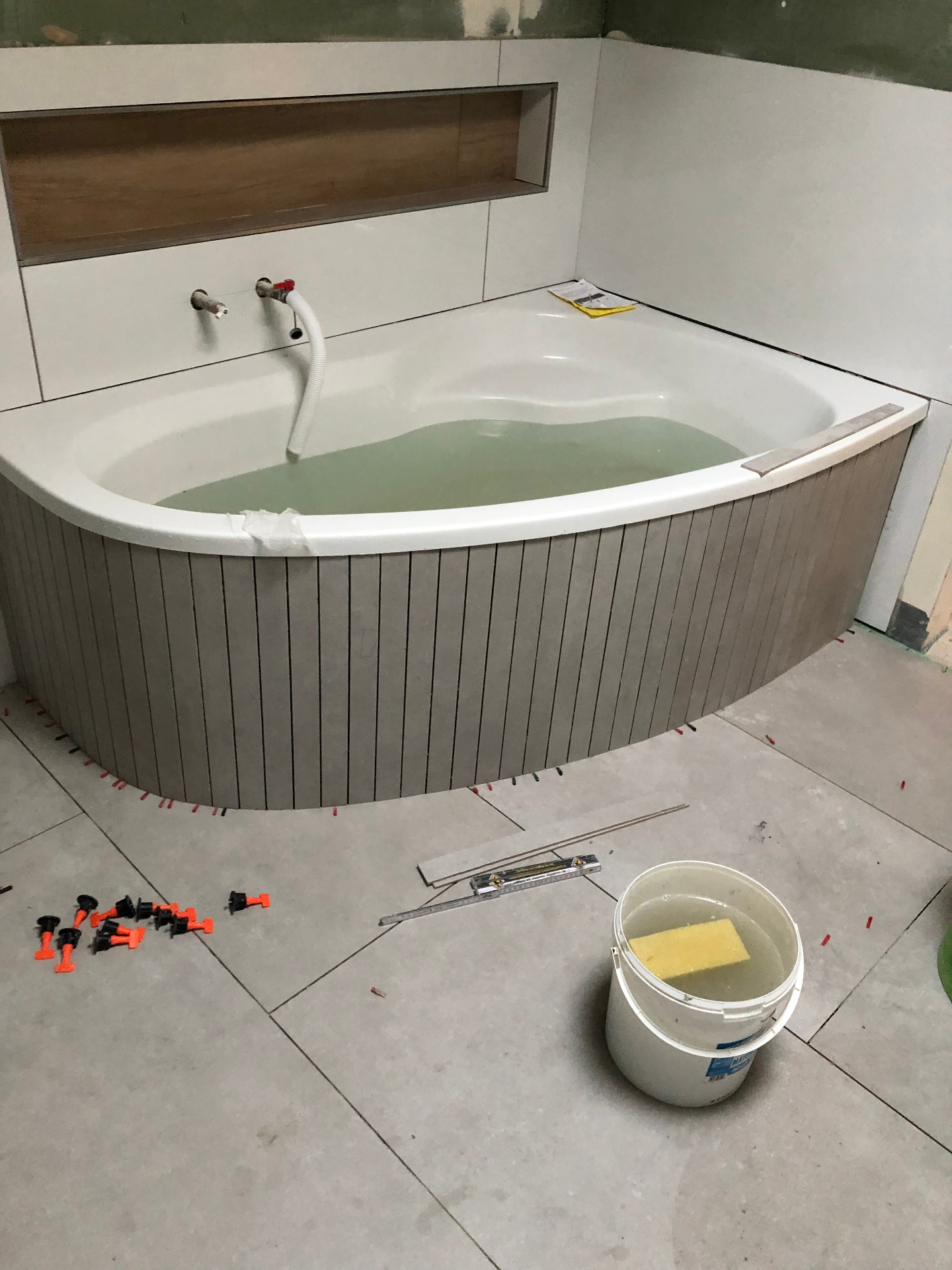 Eckwanne mit Holzoptik-Verkleidung