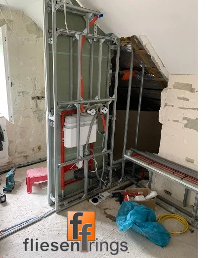 Badezimmer Rohbau vor der Sanierung mit Vorwandinstallation und freiliegenden Leitungen – Fliesenleger Geilenkirchen