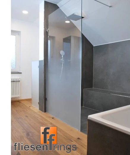Saniertes Badezimmer mit bodengleicher Walk-In-Dusche, Großformatfliesen in Beton-Optik und Eichenboden – Fliesen Frings Geilenkirchen
