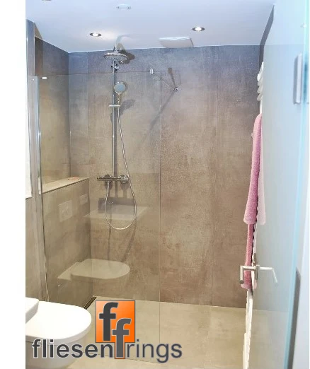 Fertige bodengleiche Walk-In-Dusche mit Großformat-Fliesen in Beton-Optik und Regendusche – Fliesen Frings Heinsberg