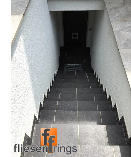 Sanierter Außen-Kellerabgang mit frostsicheren Feinsteinzeug-Stufen in Beton-Optik – Fliesen Frings Heinsberg