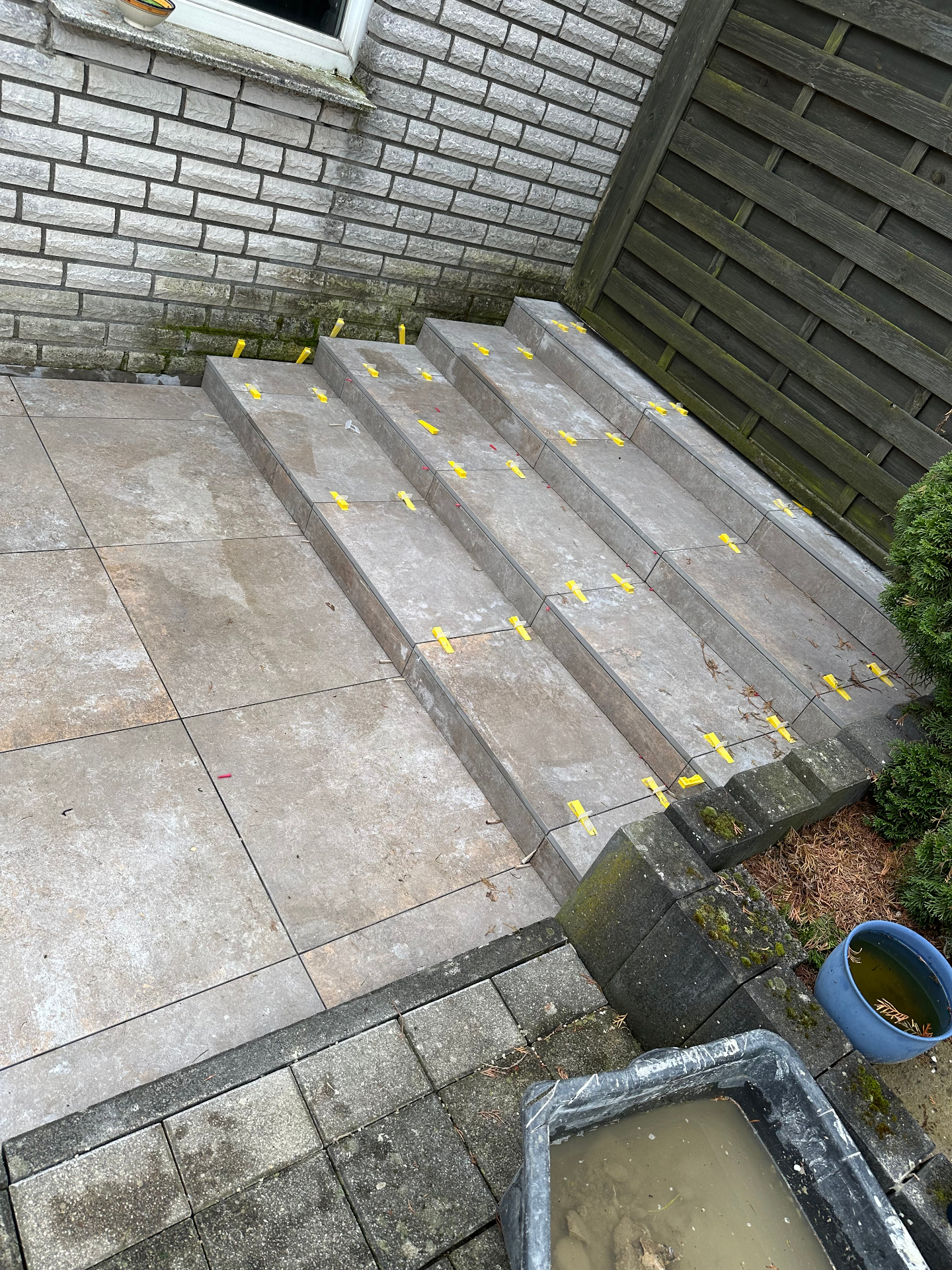 Terrassenfliesen: Stelzlager oder Mörtelbett?